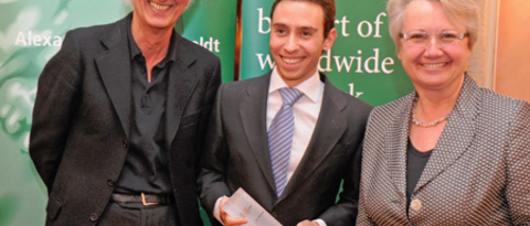 Laureate Gustavo Fernández (middle) with the Federal Minister of Science and Education Annette Schavan (right) and Helmut Schwarz, President of the Alexander von Humbold Foundation (left). Photo: Humbold-Foundation/David Außerhofer