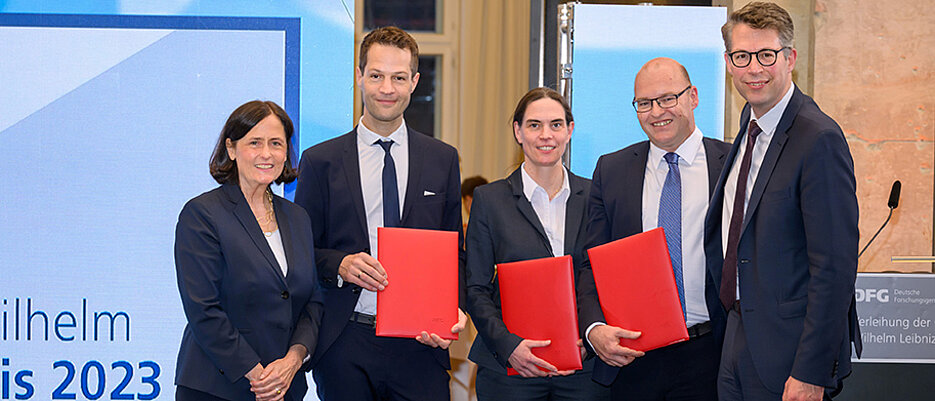 Die Würzburger Leibniz-Preisträgerin Claudia Höbartner (Mitte) auf der Preisverleihung in Berlin mit Bayerns Wissenschaftsminister Markus Blume (r.), DFG-Präsidentin Katja Becker und den zwei anderen bayerischen Preisträgern Fabian Theis (Technische Universität München) und Georg Schett (Universität Erlangen-Nürnberg).