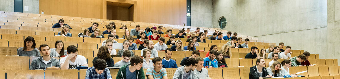 Studierende im Hörsaal während einer Vorlesung