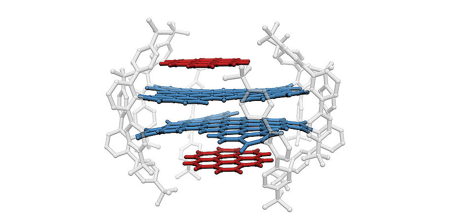 Two nanographenes (blue) with bulky substituents (grey) have each attached a PAH (red) to give a quadruple dye stack. (Image: Arbeitsgruppe Würthner / Universität Würzburg)
