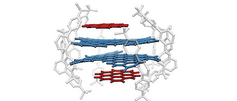Two nanographenes (blue) with bulky substituents (grey) have each attached a PAH (red) to give a quadruple dye stack. (Image: Arbeitsgruppe Würthner / Universität Würzburg)