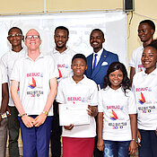 Mit BEBUC-T-Shirts und Bringmanns Ehrendiplom: Die BEBUC-Stipendiatinnen  und -Stipendiaten von Mbujimayi, darunter der Sprecher von UOM, Felly Nzengu (dritter von links), die Sprecherin vom Institut Kristo Mfumu, Esther Ngoya (vierte von rechts) und der Tutor, Hervé Mbuyamba (im blauen Anzug, hintere Reihe).