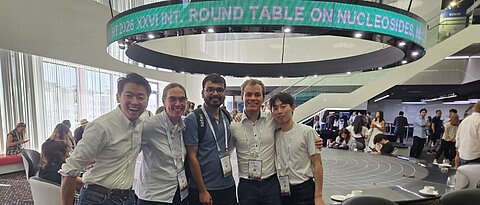 The Höbartner Lab at the Round Table Conference IRT (from the left: Dr. Takumi Okuda, Prof. Dr. Claudia Höbartner, Arpan Banerjee, Dr. Hermann Neitz, Kaito Nitatogue from The University of Osaka, Japan, who is currently on a research visit at the Höbartner Lab)