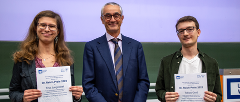 Tina Jungnickel und Tobias Groß präsentieren stolz die Urkunden, die ihnen Prof. Lambert kurz zuvor überreicht hatte. (Foto: C. Stadler)