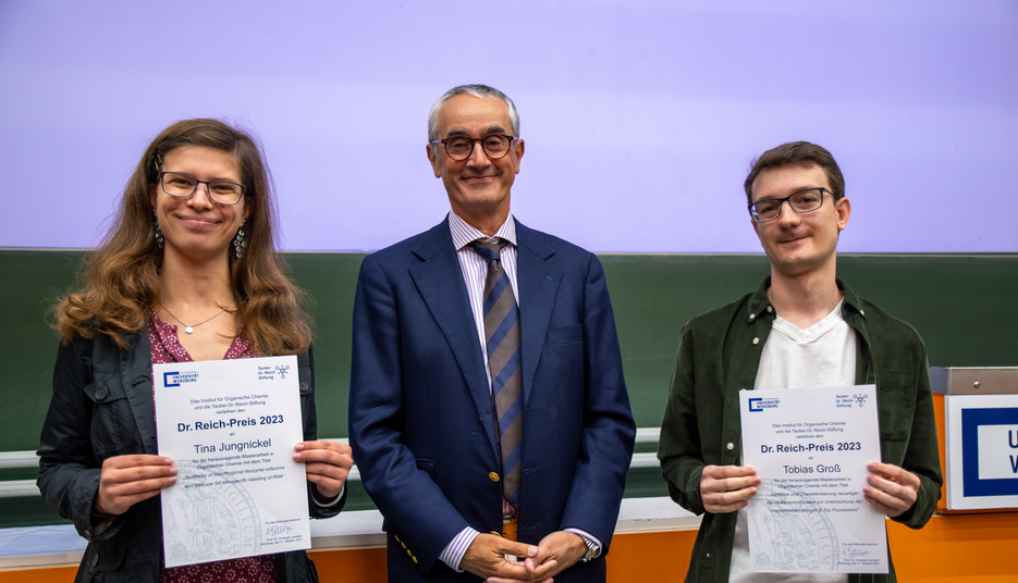 Tina Jungnickel and Tobias Groß proudly present the certificates obtained from Prof. Lambert. (Picture: C. Stadler)